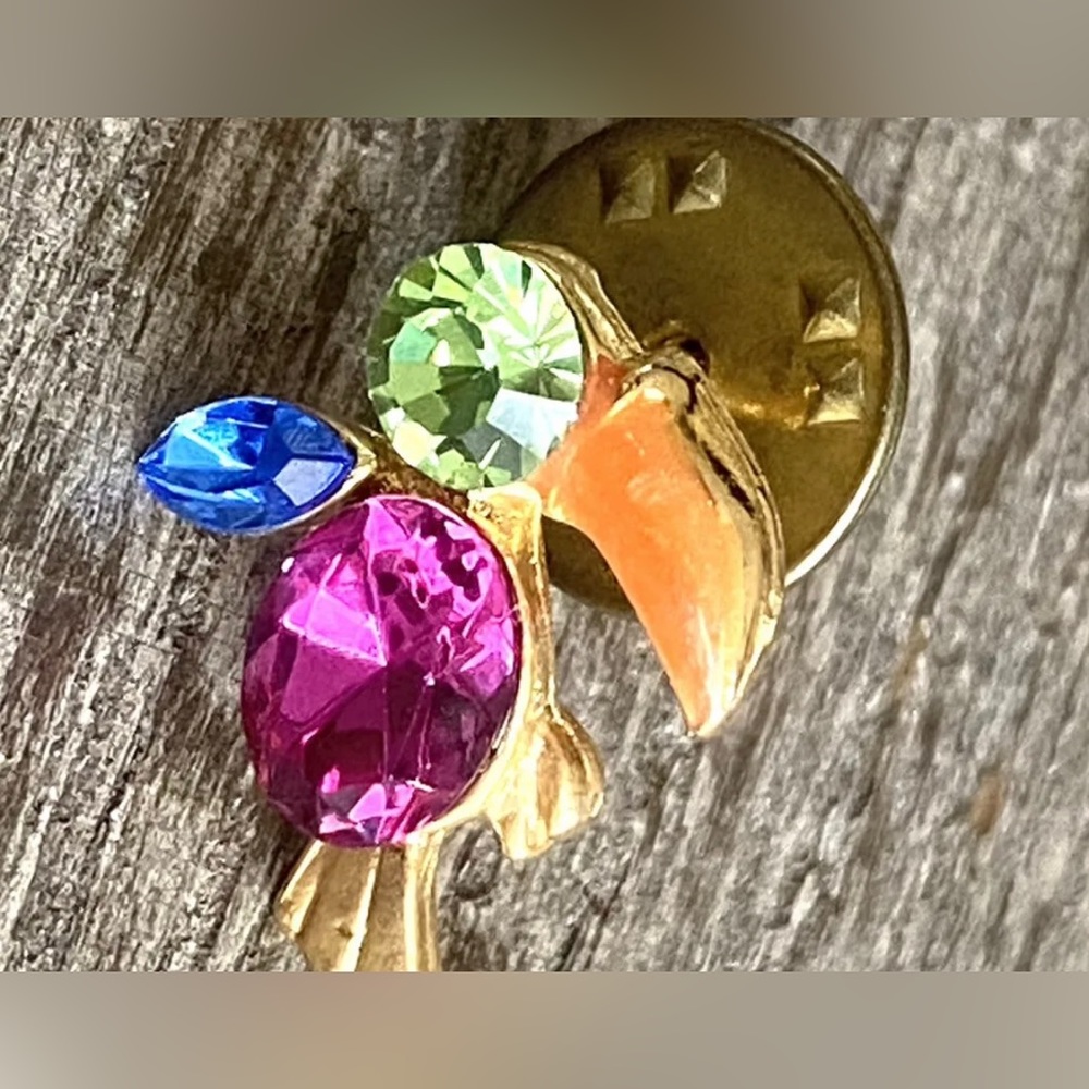 22 kt gold plated toucan with Swarovski rhinestone colored crystals pin brooch